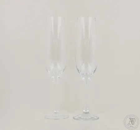 Kaksi kuohuviinilasia Iittala, Kolibri, korkeus 215mm, toisessa pohjassa pieni särö