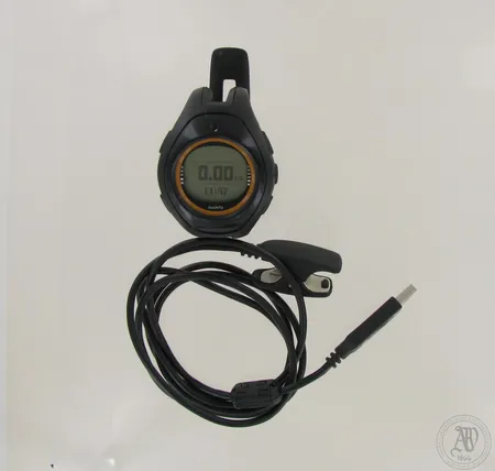 Rannetietokone Suunto X10, ominaisuuuksina mm. GPS, korkeus- ja ilmanpainemittari, kompassi. Mukana USB-latausjohto