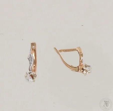 Timanttikorvakorut 2xn.0.11ct 4xn.0.005ct, korkeus 12mm, 585 kelta- ja valkokulta, paino 2,0g