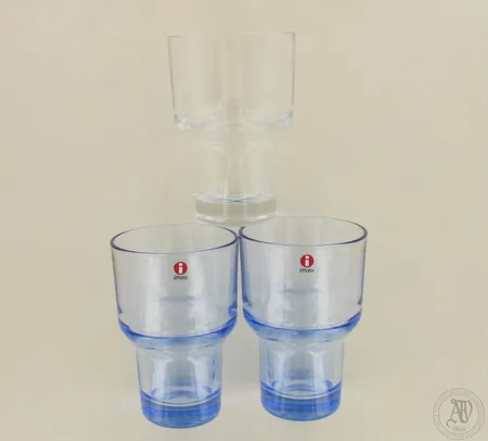 Kolme juomalasia Iittala Ote, design Aleksi Perälä, korkeus 118mm, kaksi sinistä ja yksi kirkas