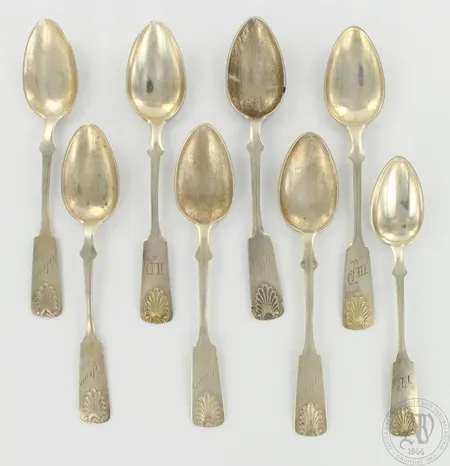 Kahdeksan kahvilusikkaa, Musla, kaiverrettuja, käytön jälkiä, 117-125mm, 813, paino 92,9g