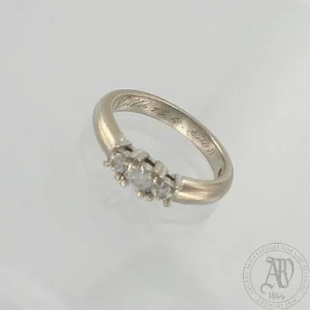 Timanttisormus 1x0.15ct ja 2x0.07ct, kaiverrettu, koko 16¾, 750 valkokulta, paino 4,9g