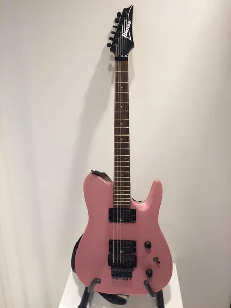 Sähkökitara Ibanez, sarjanumero F742879, lieviä käytön jälkiä, Made on Japan, nahkainen kantohihna, pehmeä kantolaukku.  Ota yhteys panttilainaamoon kuljetusmaksusta sopimiseksi.