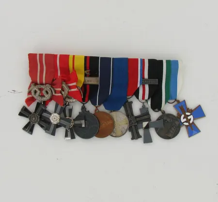 Kunniamerkkiripa, kolme VR 4 1939-1941 miekoilla, Talvisodan muistomitali 1939-1941 miekoilla ja Summa-soljella, Jatkosodan muistomitali 1941-1945, Suomen valkoisen ruusun hopeinen AM, Summan risti 1939-1940 numero 253, 4. Divisioonan muistoristi Karjalan kannas-soljella, SK ansiomitali, Suojeluskunnan risti Lähetetään postipakettina.