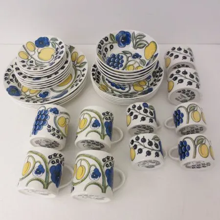 Astiasto Arabia Paratiisi: 4 mukia (0,35l), 2 mukia (0,28l), 4 mukia (0,18l), 4 ruokalautasta (26cm), 5 matalaa lautasta (21cm), 4 matalaa lautasta (14cm), 5 lautasta (16,5cm) 5 syvää lautasta (16,5cm), lähes uudenveroisia. Ota yhteys panttilainaamoon kuljetusmaksusta sopimiseksi.