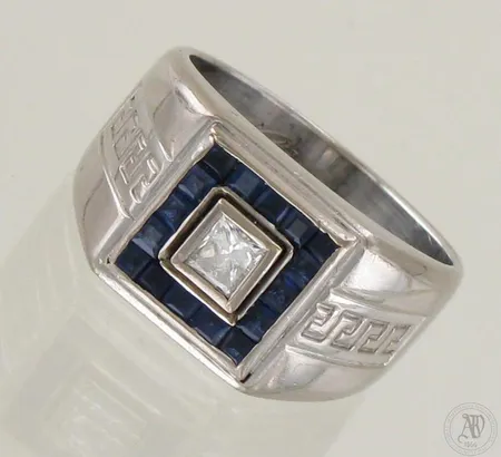 Sinisafiirikantasormus timantilla 1xn.0.20ct (Princess-hiontainen), kaiverrettu, koko 19¼, 750br valkokulta, paino 15,5g