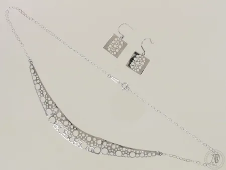 Korvakorut ja kaulakoru, design Liisa Vitali, Pitsi, korvakorujen korkeus 30mm, ketjun pituus 46cm, 925, paino 10,8g