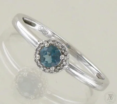 Topaasisormus timanteilla 18xn.0.005ct, koko 19, 585br valkokulta, paino 2,2g