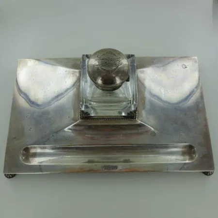 Mustepulloteline lasipullolla, kaiverrettu, vuodelta 1935, telineen mitat 310x195mm, 813br, paino 1464,8g