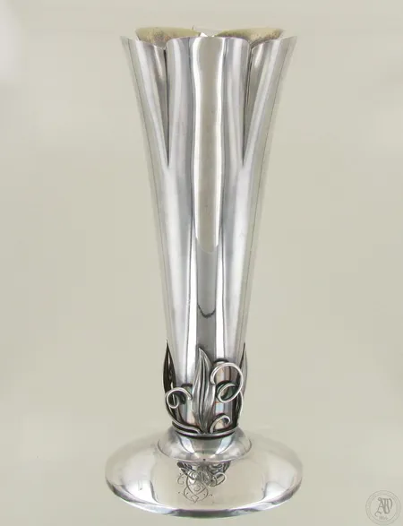 Hopeamaljakko, kaiverrettu, korkeus 220mm, 813br, paino 253,3g
