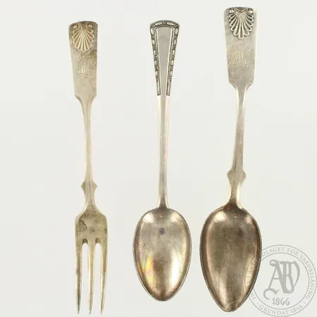 Kaksi kahvilusikkaa ja jälkiruokahaarukka, Muslat kaiverrettuja, pituudet 120-130mm, 813-830, paino 38,8g 