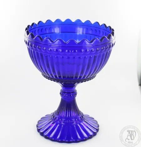 Mariskooli Iittala, tummansininen, sivussa naarmu, korkeus 150mm. Lähetetään postipakettina.