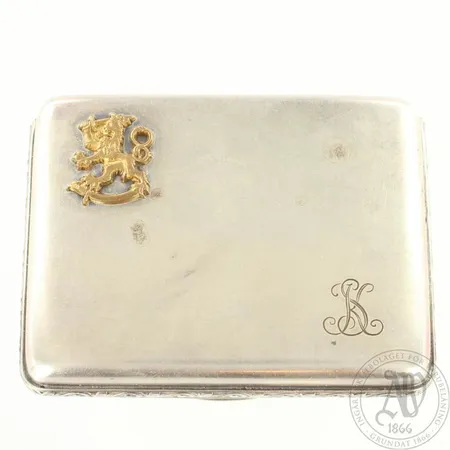 Rasia, kaiverrettu, mitat 18x52x67mm, metallia