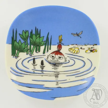 Muumi seinälautanen Arabia, Pikku Myy uimassa 1991-1994, Tove Slotte-Elevant, Ø 12cm, laatikko ja todistus Lähetetään postipakettina.