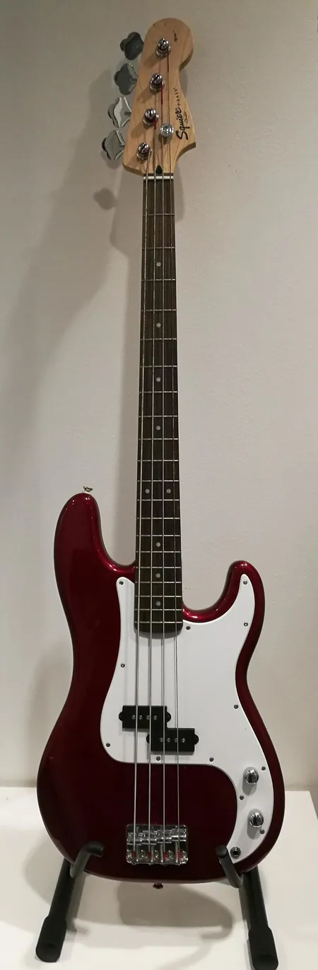 Sähköbasso Fender Squier P-bass, käytön jälkiä, made in Indonesia, ilman kantokassia.  Ota yhteys panttilainaamoon kuljetusmaksusta sopimiseksi.