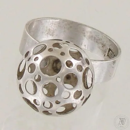 Sormus, design Lisa Vitali, Leppäkerttu, käytön jälkiä, vuodelta 1971, koko 18, 925br, paino 3,4g