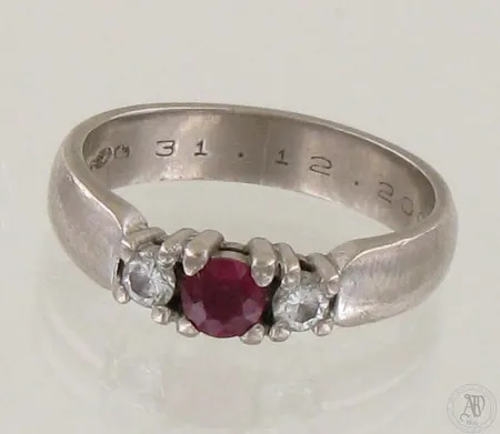 Timanttisormus rubiinilla 2xn.0.07ct, kaiverrettu, koko 16½, 750 valkokulta, paino 5,3g