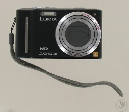 Panasonic DMC-TZ10 -digikamera, USB-johto ja laturi