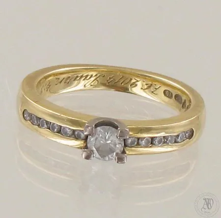 Timanttisormus 1xn.0.18ct 12xn.0.005ct, kaiverrettu, koko 15½, 750 kelta- ja valkokulta, paino 4,4g