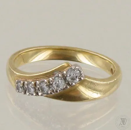 Timanttisormus 5xn.0.03ct, koko 17, 750 kelta- ja valkokulta, paino 4,1g