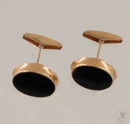 Onyxkalvosinnapit, koko 12x17mm, vuodelta 1965, 585br, paino 6,7g