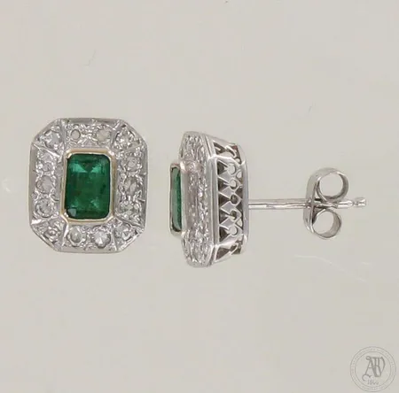 Kivikorvakorut timanteilla 28xn.0.005ct, mitat 10x12mm, 585br valkokulta, paino 4,4g