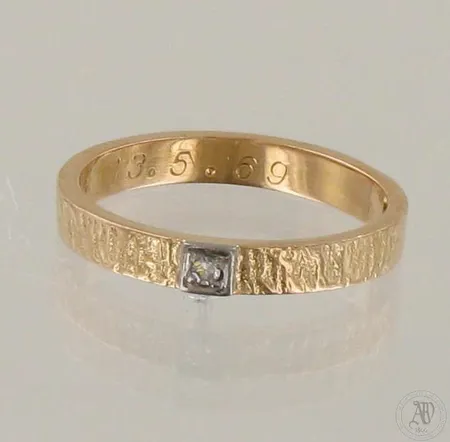 Timanttisormus 1xn.0.005ct, kaiverrettu, koko 16¼, 750 kelta- ja valkokulta, paino 2,7g