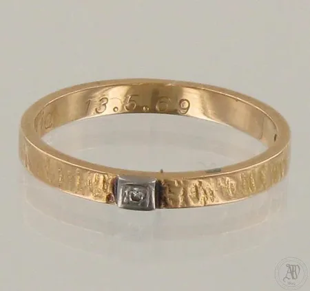 Timanttisormus 1xn.0.005ct, kaiverrettu, koko 18½, 750 kelta- ja valkokulta, paino 3,3g