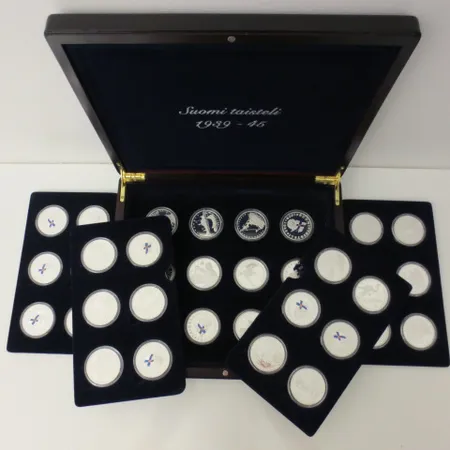 Muistomitalikokoelma Suomi taisteli 1939-45, 36 muistomitalia, puulaatikko, 925br, paino 1150,7g