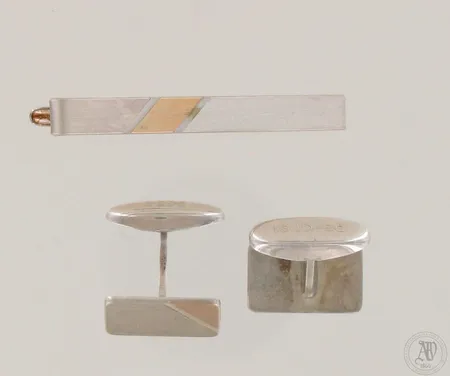 Kalvosinnapit ja solmionpidin, kaiverretut, mitat 10x18mm ja leveys 47mm, 830, paino 12,3g
