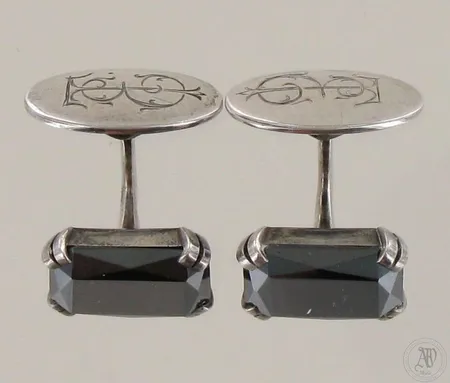 Hematiittikalvosinnapit, kaiverretut, koko 12x15mm, 813br, paino 11,7g 