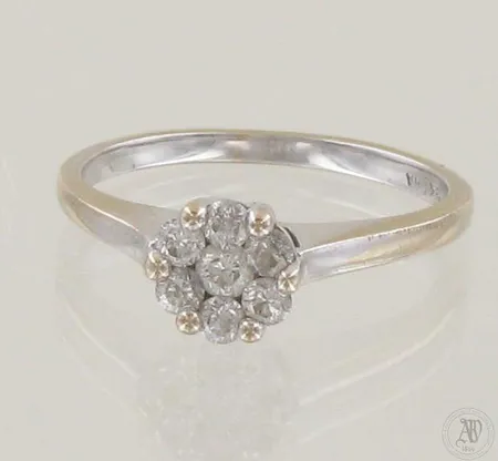 Timanttisormus 1xn.0.13ct 6xn.0.05ct, koko 16½, 750 valkokulta, paino 2,9g
