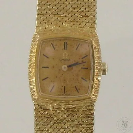 Kultarannekello Omega, kaiverrettu, mekaaninen, taulussa hapettumaa, taulun mitat 23x21mm, rannekkeen pituus 180mm, 585br, paino 55,2g