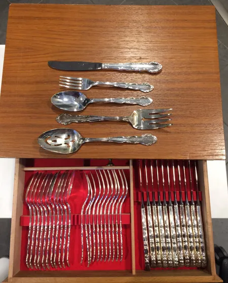 126-osainen aterinsarja, made in U.K, laatikossa, alpakka. Ota yhteys panttilainaamoon kuljetusmaksusta sopimiseksi.