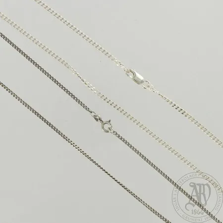 Kaksi panssarikaulaketjus, pituudet 51-52cm, 835-925, paino 15,9g 