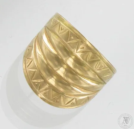 Kuvioitu sormus, koko 17, tekijäleima SSS, 585, paino 5,6g