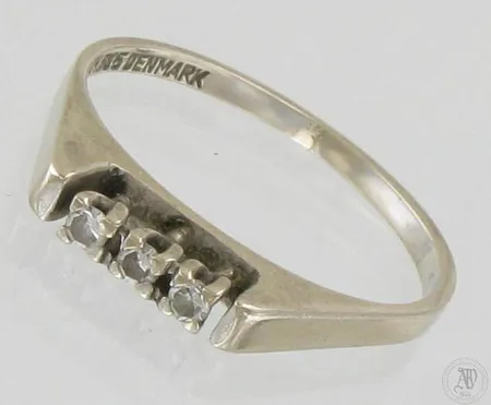 Timanttisormus 3xn.0.02ct vanhahiontaisia, koko 18, 585 valkokulta, paino 2,6g