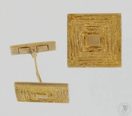 Kalvosinnapit Lapponia, kaiverrettu, toinen hieman vääntynyt, vuodelta 1965, 585, paino 10,2g
