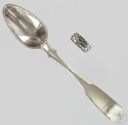 Lusikka ja sormus, kaiverrettuja, 813-916, paino 24,5g
