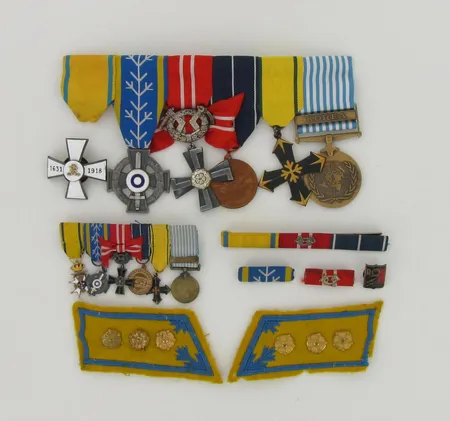 Kunniamerkkejä Ruotsi: Vapaaehtoisristi 1939-1944, VR 4 mk (-41), Js. mm, Ryhmä O mr, YK Korea mitali + miniripa, Rakuunaristi + Ryhmä O rähinäremmimerkki + nauhalaatta