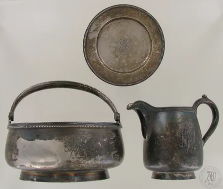 Kermakko, kulho ja lautanen, kaiverrettuja, kulhossa kolhuja, kermakon korkeus 90mm, kulhon Ø 120mm, lautasen Ø 94mm, pitoisuusleimoilla 813 ja 84, paino 401,0g