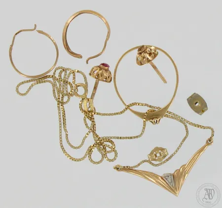 Viallisia koruja timantilla 1xn.0.005ct, 585br, paino 4,7g, mukana yksi korvakorun tausta metallia