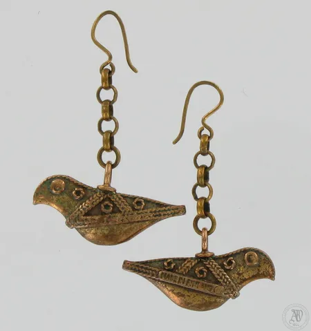 Korvakorut Kalevala Koru, Hattulan lintu, korkeus 43mm, pronssia