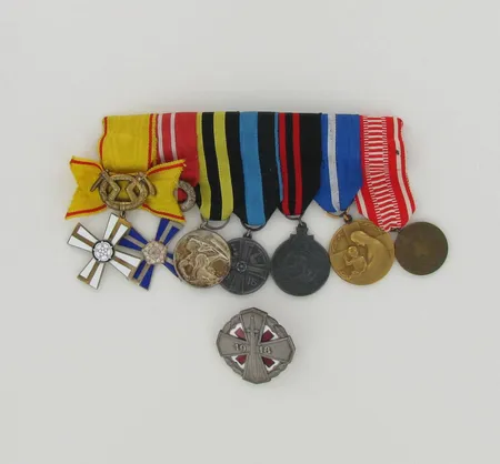 Kunniamerkkiripa 2. VR 2 mk(-39), VR 4 siv (-18), Vs, mm, Ts. mm, SPR hop am, PHB mitali + samalle henkilölle myönnetty Vapaussodan 1918 invalidimerkki numero 1