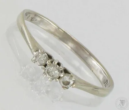 Timanttisormus 1xn.0.07ct 2xn.0.05ct, kaiverrettu, koko 18½, tekijäleima AT, 750 valkokulta, paino 2,0g