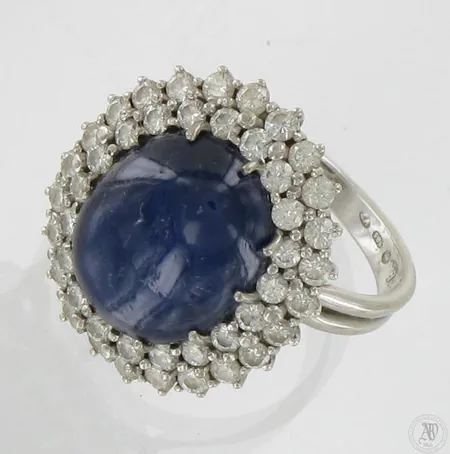 Kivisormus timanteilla 49xn.0.04ct, koko 18, 585br valkokulta, paino 9,9g