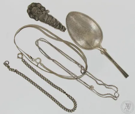 Viallisia hopeaesineitä, 813-925, paino 36,4g