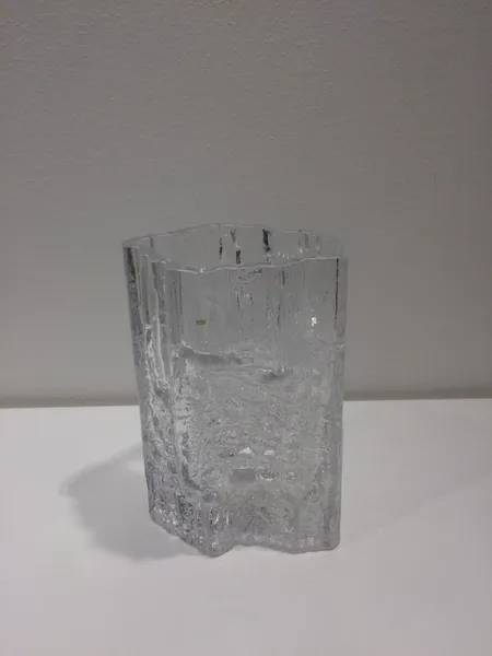 Maljakko Iittala, Pinus, signeeraus TW, laidassa kolme pientä lohkeamaa, korkeus 160mm.  Lähetetään postipakettina.