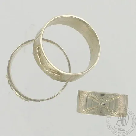 Kolme kuvioitua sormusta, koot 16½ 21¼ ja 21½, 925, paino 16,2g
