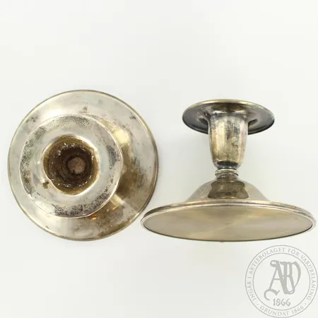 Kaksi viallista kynttilänjalkaa, korkeus 62mm, 830br, paino 143,8g